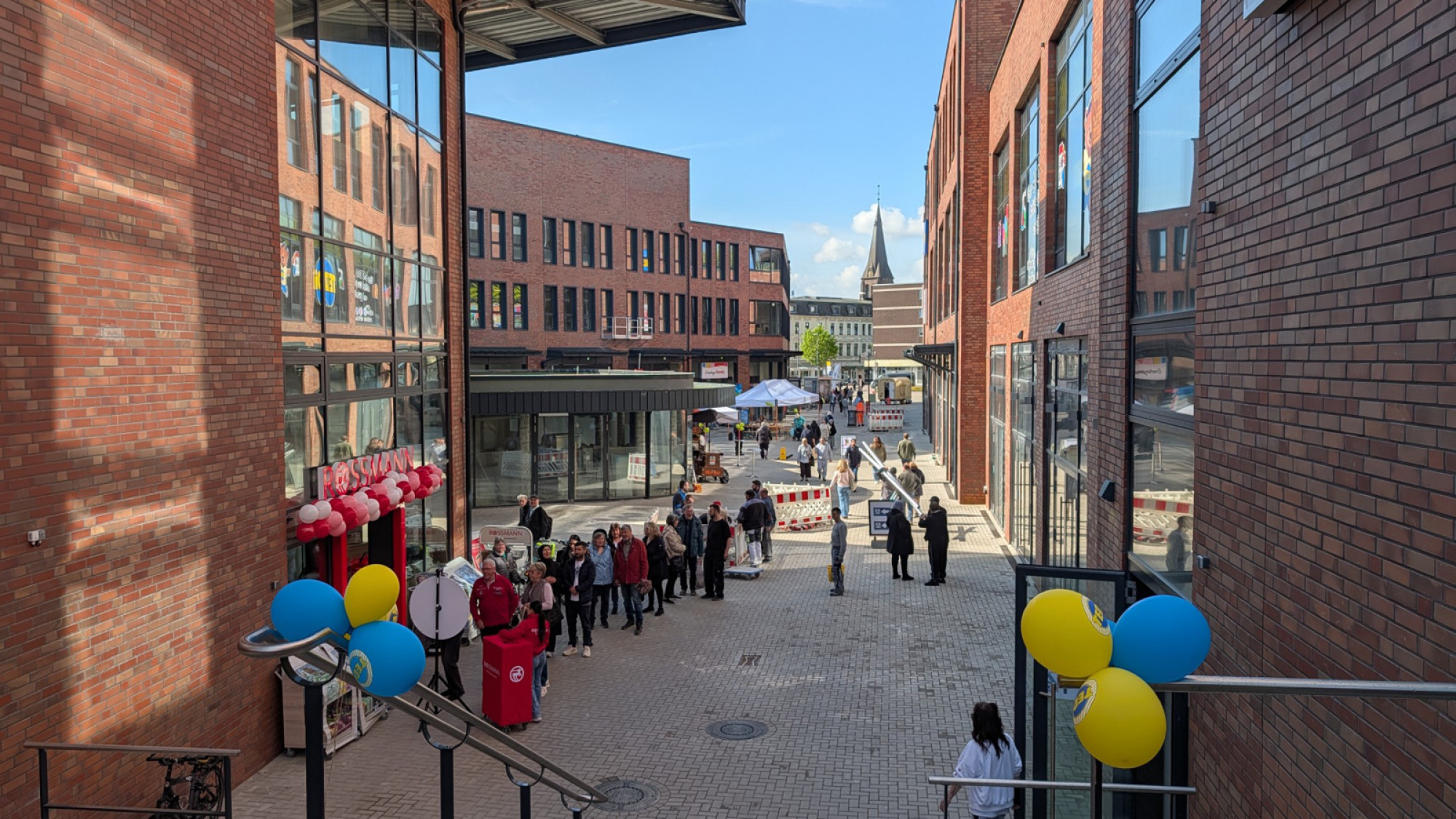 Lange Schlangen bilden sich am Donnerstag, 16. April, vor den Geschäften in den Hertener Höfen, die nun ganz offiziell eröffnet sind. (Foto: Stadt Herten_Calina Herzog)