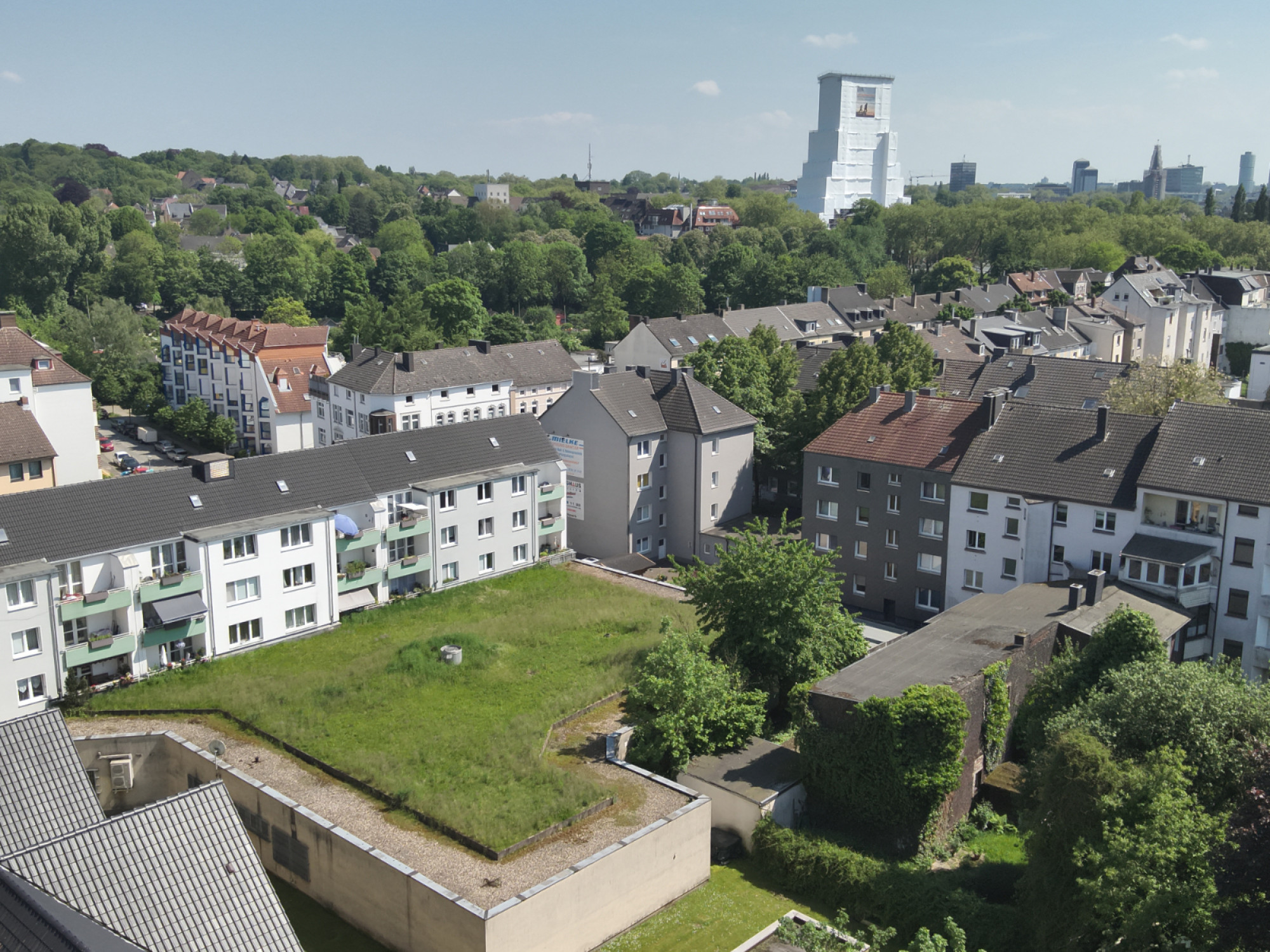 Bepflanztes Flachdach : Die gleiche Aufnahme aus Bochum als Echtbild, im Vordergrund ist die Dachbegrünung zu sehen. © Uwe Grützner/Technische Universität Dortmund 
