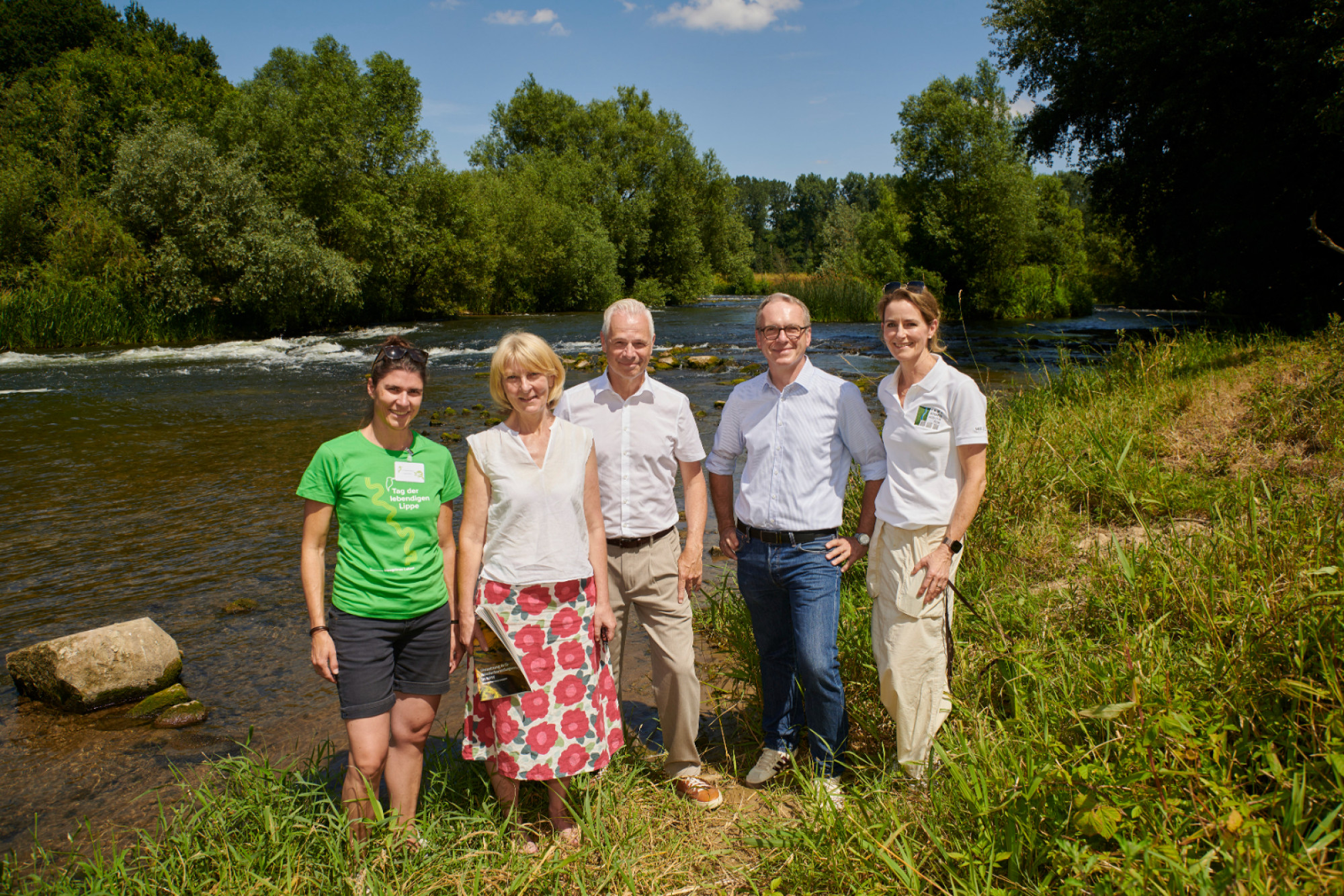 Zum „Tag der lebendigen Lippe“ nahmen (v.l.n.r.) Dr. Nadine Gerner (Abteilungsleiterin Fluss und Landschaft beim Lippeverband), Dr. Heide Naderer (Vorsitzende des NABU NRW), Prof. Dr. Frank Obenaus (Technischer Vorstand beim Lippeverband), André Dora (Bürgermeister der Stadt Datteln) sowie Nicole Büsing (Geschäftsführerin der Landschaftsagentur Plus) Flora und Fauna an der Lippe unter die Lupe. 